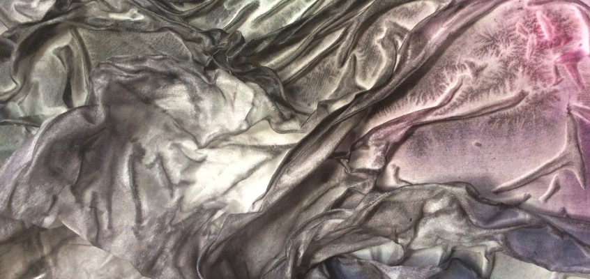 Dyeing silk